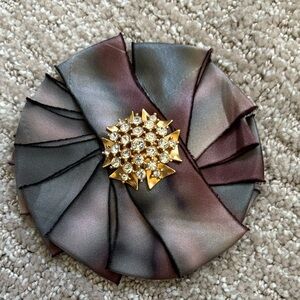 Stella & Dot Gold and Rhinestone Brooch EUC 🍀